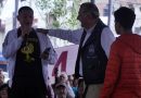 Adán Augusto López Hernández recibe chaleco de cuero de la comunidad Biker