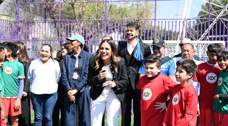 Ale Rojo de la Vega entrega rehabilitación de cancha en parque sándalo