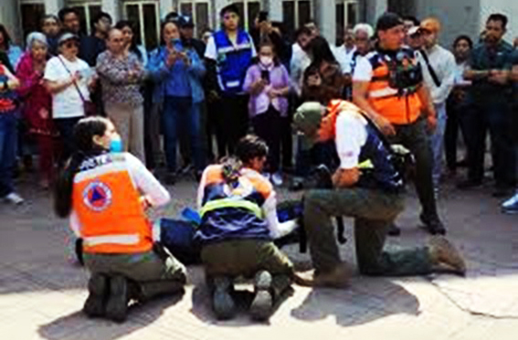 Protección civil Cuauhtémoc atiende a personas lesionadas en evento no autorizado en la explanada