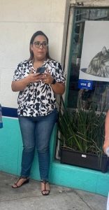 Integrante de la mesa directiva, quien dijo pertenecer al Jurídico de la SEP, tomando fotos de la microempresaria e integrante de la Unión de Voceadores de México.