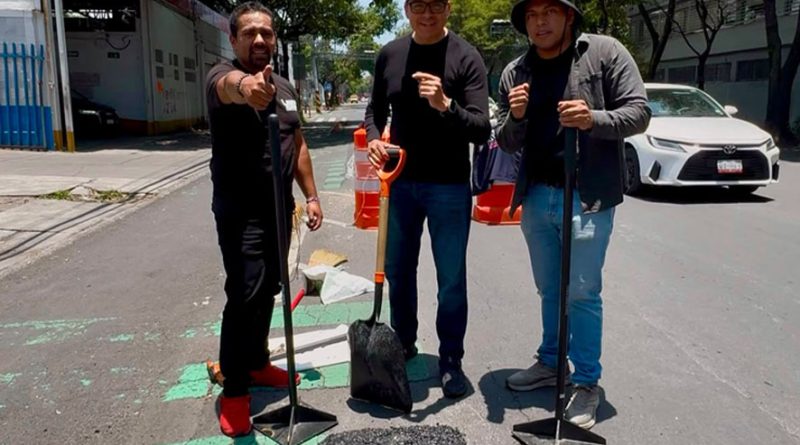 Panistas reparan el «bache de la muerte» en Azcapotzalco; una persona de la tercera edad cayó por mal estado del pavimento