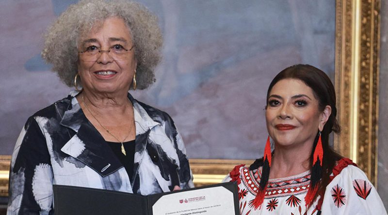 Entrega Clara Brugada las llaves de la Ciudad de México a Angela Davis al reconocer su histórica lucha contra el racismo y la opresión de los pueblos