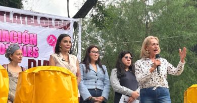 Tlatelolcas reciben 191 sacos de lona para basura, 600 bolsas de 80 centímetros por 1.20 metros cada una, y 40 pares de guantes para recolección de desechos