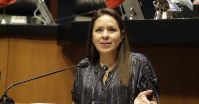 Busca Karen Castrejón regular entrega de doctorados honoris causa