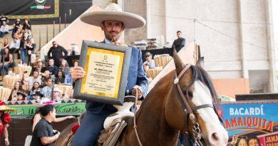 Frente a miles de charros, Pedro Haces Lago recibe reconocimiento por defender la charrería en la CDMX